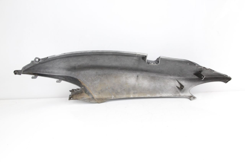 photo de CARENADO TRASERO DERECHA SUZUKI UC EPICURO 125 (1999 - 2003) - Primer plano técnico