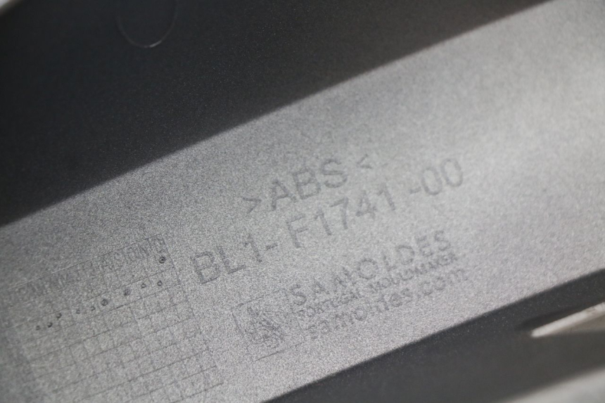 photo de FLANCO TRASERO DERECHO YAMAHA XMAX X-MAX ABS 125 (2017 - 2020) - Primer plano de alta resolución