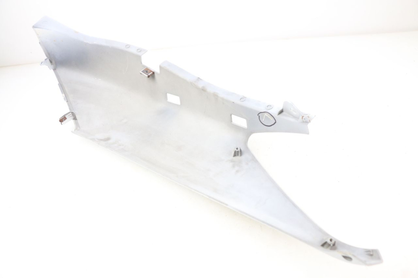 photo de FLANCO TRASERO DERECHO YAMAHA XMAX X-MAX 125 (2006 - 2009) - Primer plano técnico