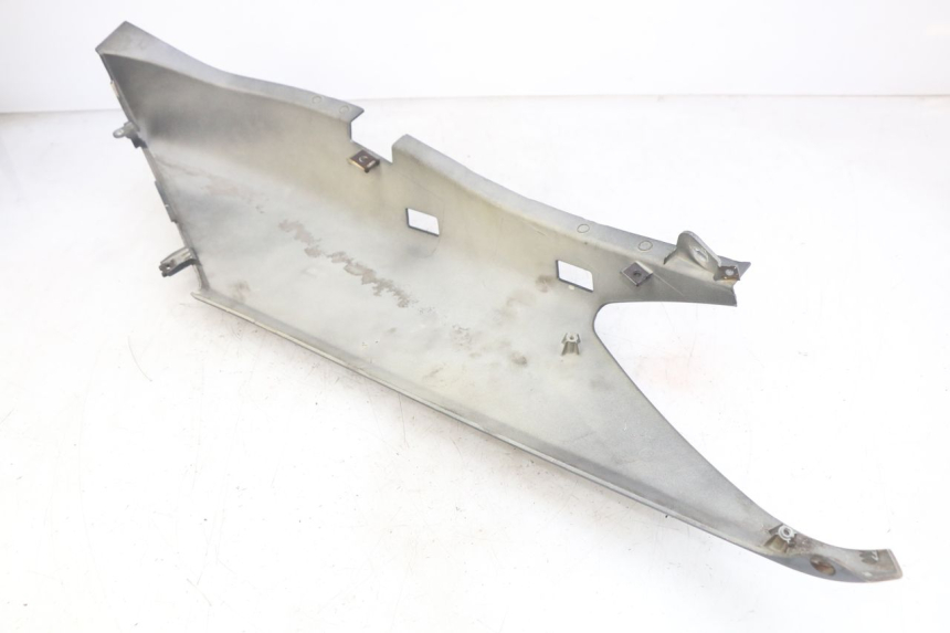 photo de FLANCO TRASERO DERECHO YAMAHA XMAX X-MAX 125 (2006 - 2009) - Primer plano técnico