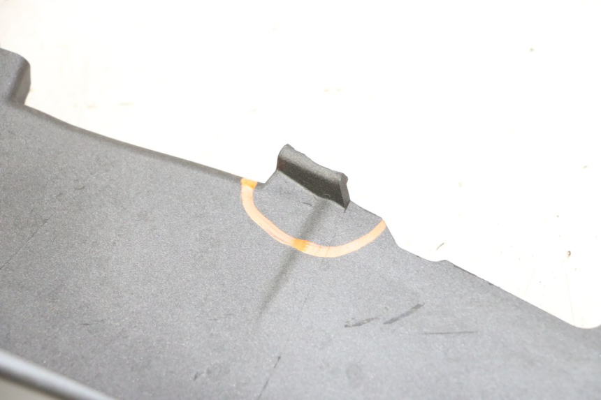 photo de CARENADO TRASERO DERECHA YAMAHA XMAX X-MAX 125 (2021 - 2025) - Primer plano técnico