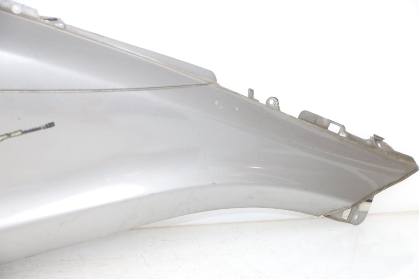 photo de CARENADO TRASERO DERECHA PIAGGIO X10 125 (2012 - 2017) - Zoom sobre los componentes