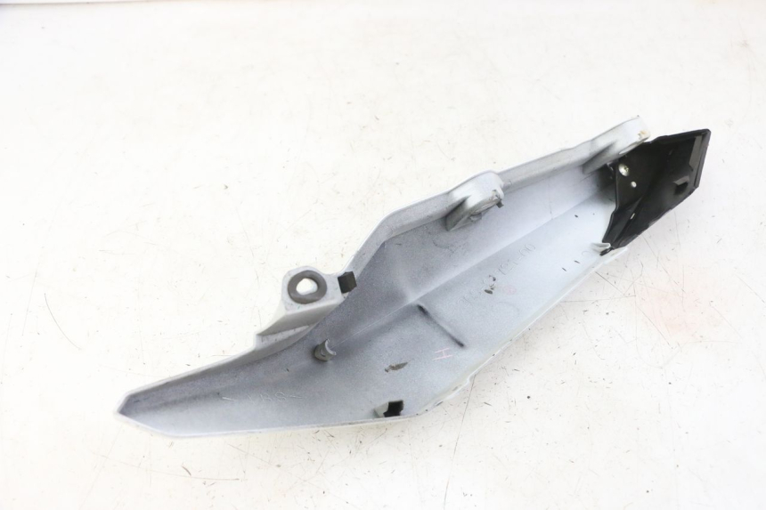 photo de CARENADO TRASERO DERECHA YAMAHA XJ6 ABS 600 (2008 - 2016) - Primer plano técnico