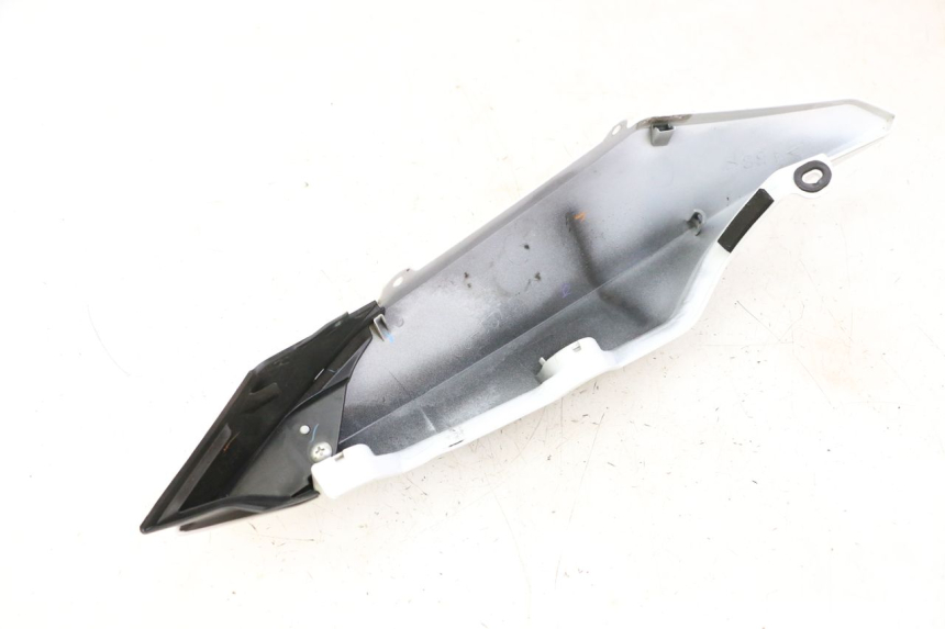 photo de CARENADO TRASERO DERECHA YAMAHA XJ6 ABS 600 (2008 - 2016) - Primer plano técnico