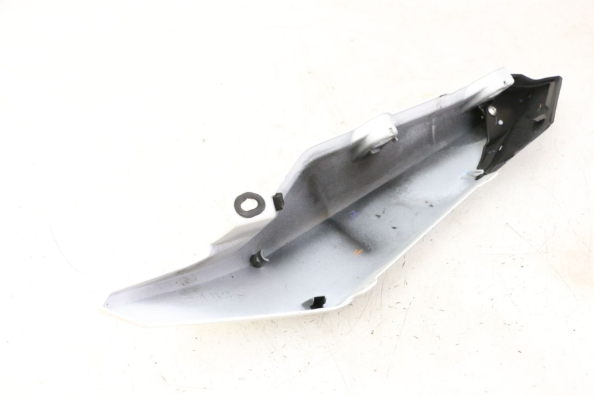 photo de CARENADO TRASERO DERECHA YAMAHA XJ6 ABS 600 (2008 - 2016) - Detalles de los puntos de fijación