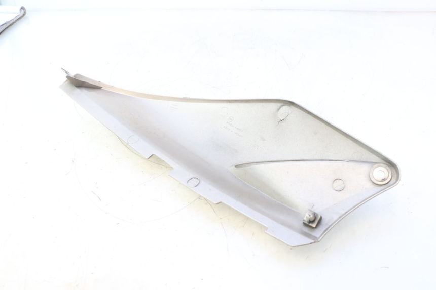 photo de CARENADO TRASERO DERECHA HONDA XLV VARADERO 125 (2007 - 2012) - Detalles de los puntos de fijación