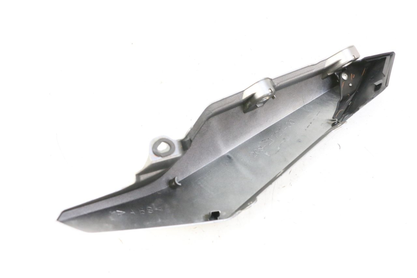 photo de CARENADO TRASERO DERECHA YAMAHA XJ6 600 (2008 - 2016) - Detalles de los puntos de fijación