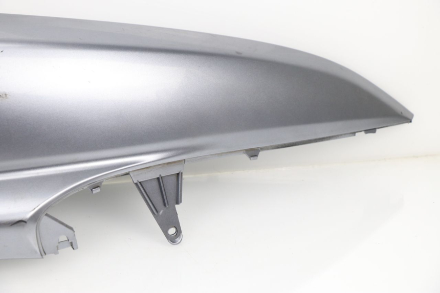 photo de CARENADO TRASERO DERECHA YAMAHA YP MAJESTY 400 (2004 - 2008) - Zoom sobre los componentes