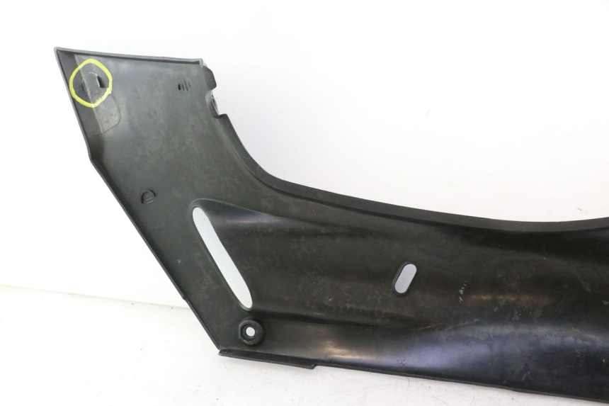 photo de CARENADO TRASERO DERECHA KAWASAKI ZZR 600 (1995 - 2004) - Zoom sobre los componentes