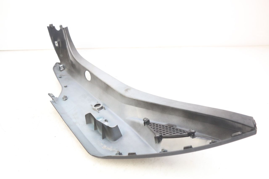 photo de FLANCO TRASERO IZQUIERDO KYMCO AGILITY 16+ 4T 50 (2018 - 2023) - Primer plano técnico