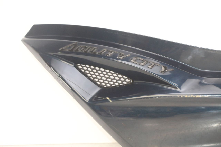 photo de FLANCO TRASERO IZQUIERDO KYMCO AGILITY 16+ 4T 50 (2018 - 2023) - Primer plano de alta resolución