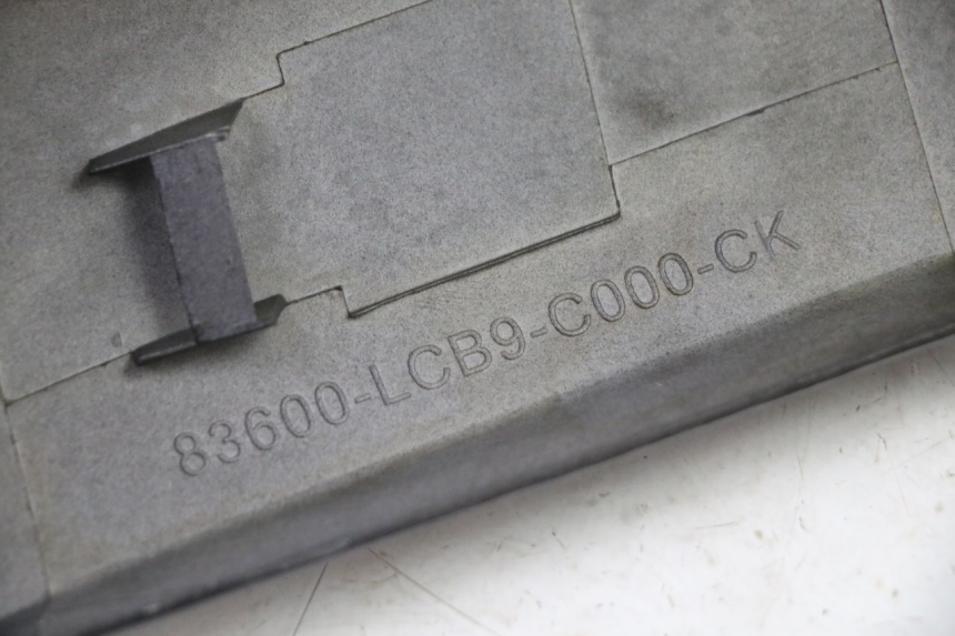 photo de FLANCO TRASERO IZQUIERDO KYMCO AGILITY 4T 50 (2005 - 2018) - Características distintivas