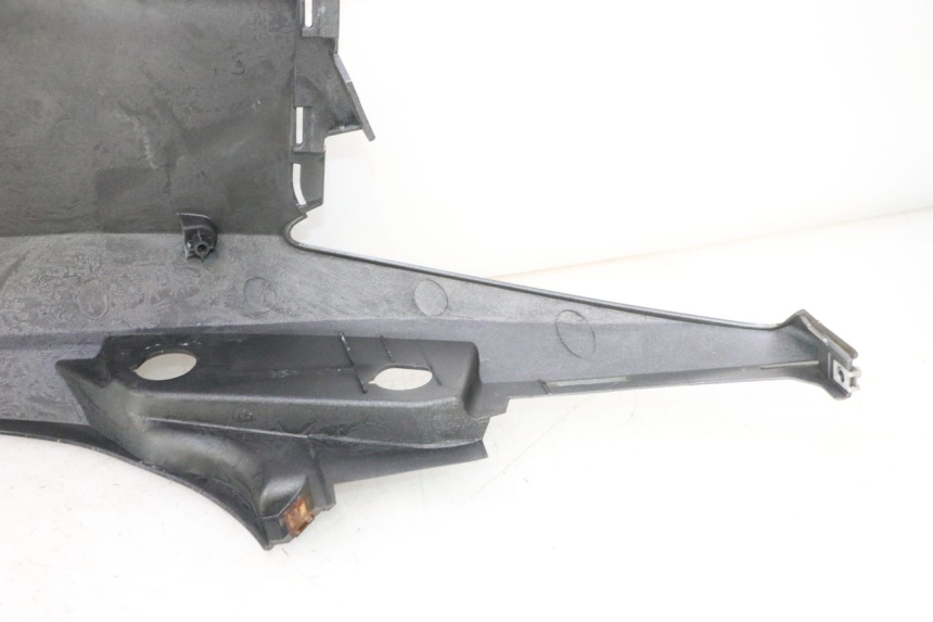 photo de CARENADO TRASERO IZQUIERDA SUZUKI BURGMAN 125 (2007 - 2014) - Primer plano técnico