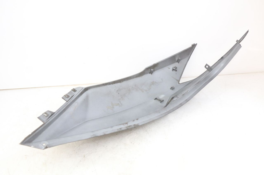 photo de FLANCO TRASERO IZQUIERDO SYM GTS EFI 125 (2012 - 2016) - Primer plano técnico