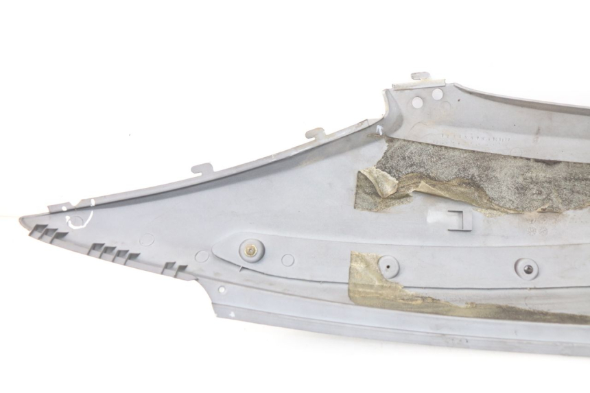 photo de CARENADO TRASERO IZQUIERDA SYM GTS EVO 125 (2009 - 2013) - Primer plano técnico