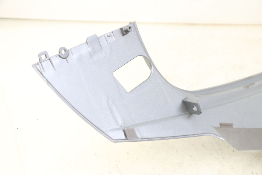 photo de CARENADO TRASERO IZQUIERDA SYM JOYMAX 125 (2010 - 2017) - Primer plano técnico