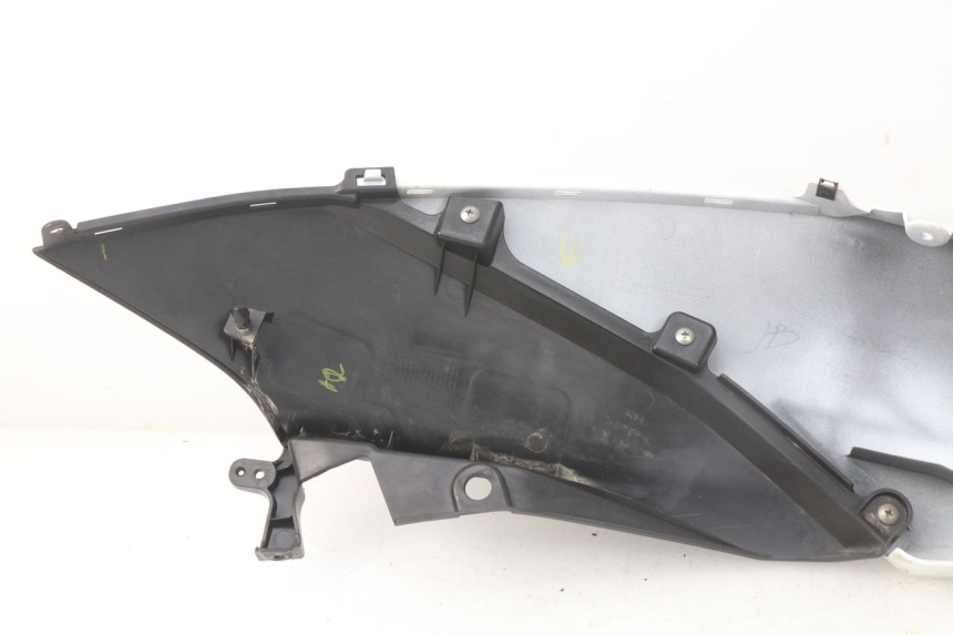 photo de CARENADO TRASERO IZQUIERDA MBK MW TRYPTIK 125 (2017 - 2022) - Primer plano técnico