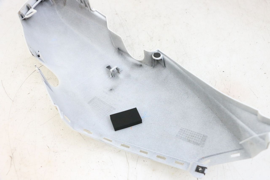 photo de CARENADO TRASERO IZQUIERDA YAMAHA NEO'S CORE 1 (2022 - 2026) - Primer plano técnico