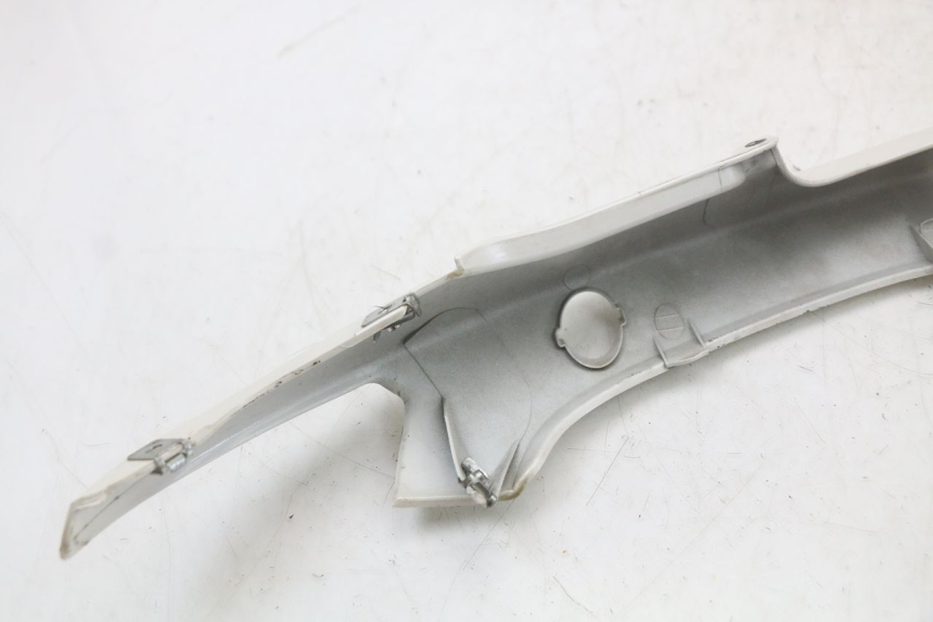 photo de CARENADO TRASERO IZQUIERDA MOTO GUZZI NORGE 8V GT 1200 (2011 - 2016) - Detalles de los puntos de fijación
