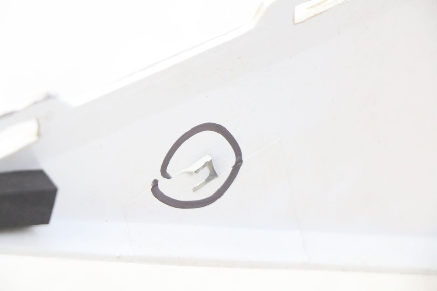 photo de FLANCO TRASERO IZQUIERDO DAELIM S3 125 (2010 - 2017) - Detalles de los puntos de fijación