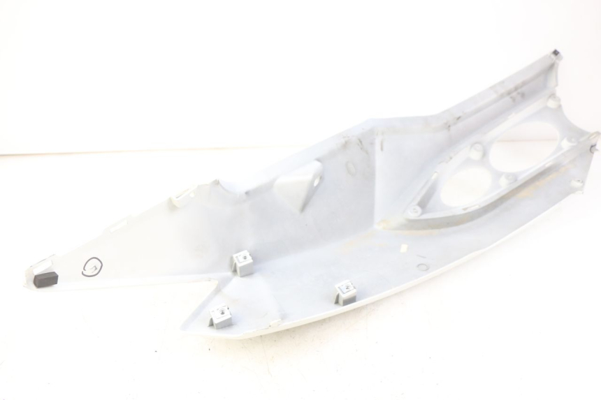 photo de FLANCO TRASERO IZQUIERDO DAELIM S3 125 (2010 - 2017) - Estado de la superficie y material