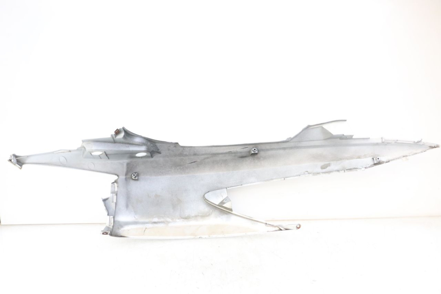 photo de CARENADO TRASERO IZQUIERDA SUZUKI BURGMAN 125 (2007 - 2014) - Detalles de los puntos de fijación