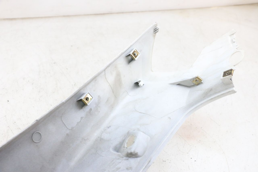 photo de CARENADO TRASERO IZQUIERDA PEUGEOT TWEET PRO EFI 4T 50 (2021 - 2022) - Detalles de los puntos de fijación