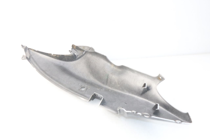 photo de CARENADO TRASERO IZQUIERDA SUZUKI UC EPICURO 125 (1999 - 2003) - Primer plano técnico