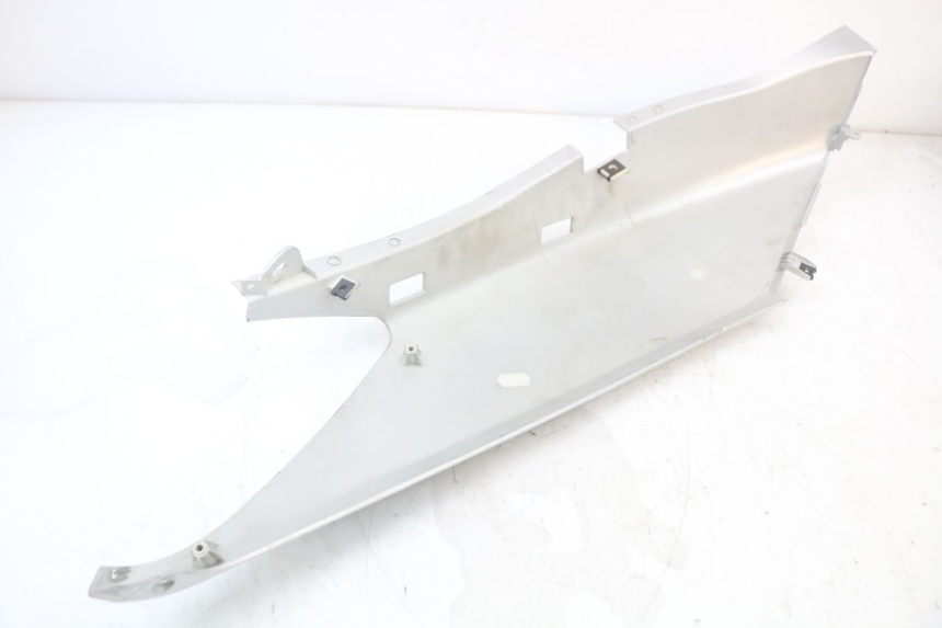 photo de FLANCO TRASERO IZQUIERDO YAMAHA XMAX X-MAX 125 (2006 - 2009) - Detalles de los puntos de fijación