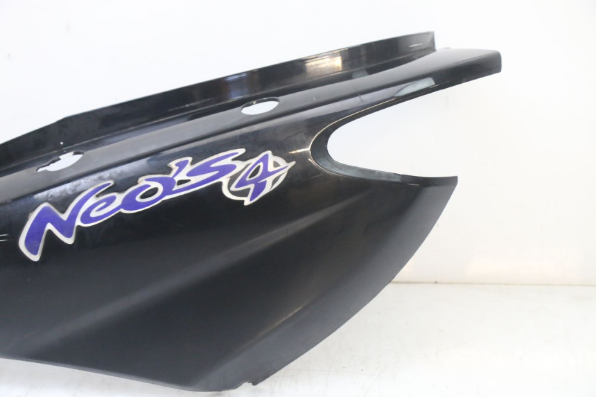 photo de CARENADO TRASERO IZQUIERDA YAMAHA NEOS NEO'S 4T 50 (2008 - 2016) - Primer plano técnico