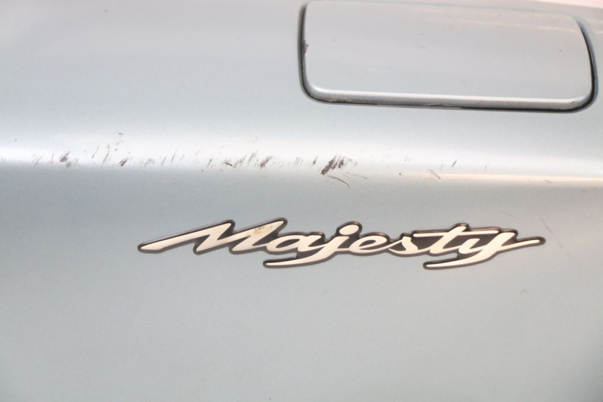 photo de CARENADO TRASERO IZQUIERDA YAMAHA YP MAJESTY 125 (2002 - 2006) - Primer plano técnico