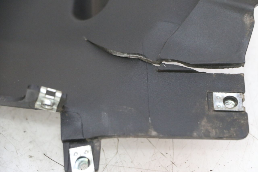 photo de CARENADO DELANTERO DERECHO QUADRO 4 4D 350 (2015 - 2018) - Detalle de la pieza