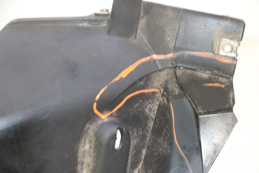 photo de CARENADO DELANTERO DERECHO QUADRO 4 4D 350 (2015 - 2018) - Detalles de los puntos de fijación