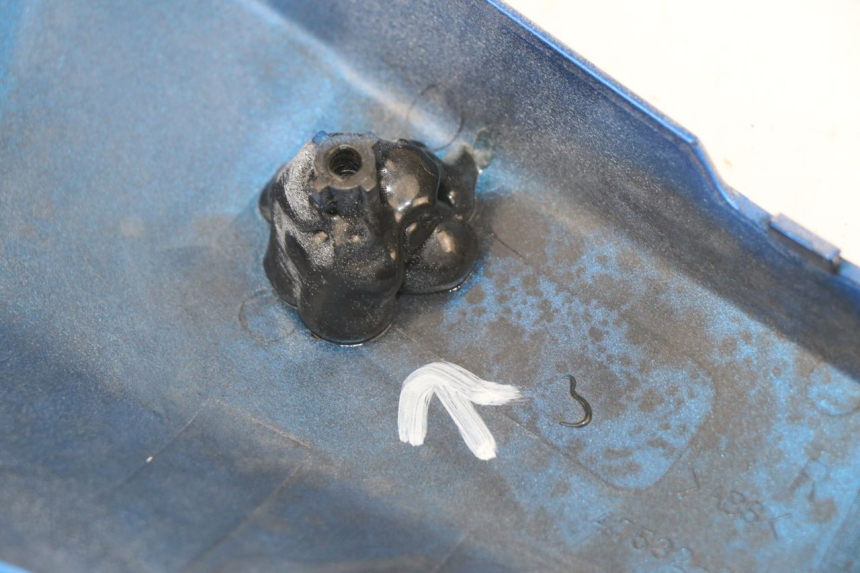 photo de CARENADO DELANTERO DERECHO SUZUKI GSR 750 (2011 - 2017) - Zoom sobre los componentes