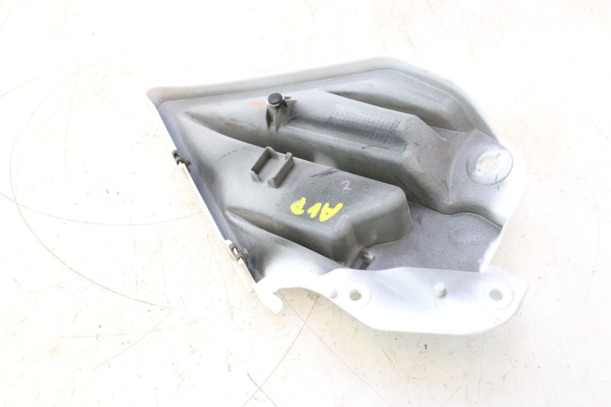 photo de CARENADO LATERAL DELANTERO DERECHO INFERIOR YAMAHA FZ8 800 (2010 - 2016) - Primer plano técnico