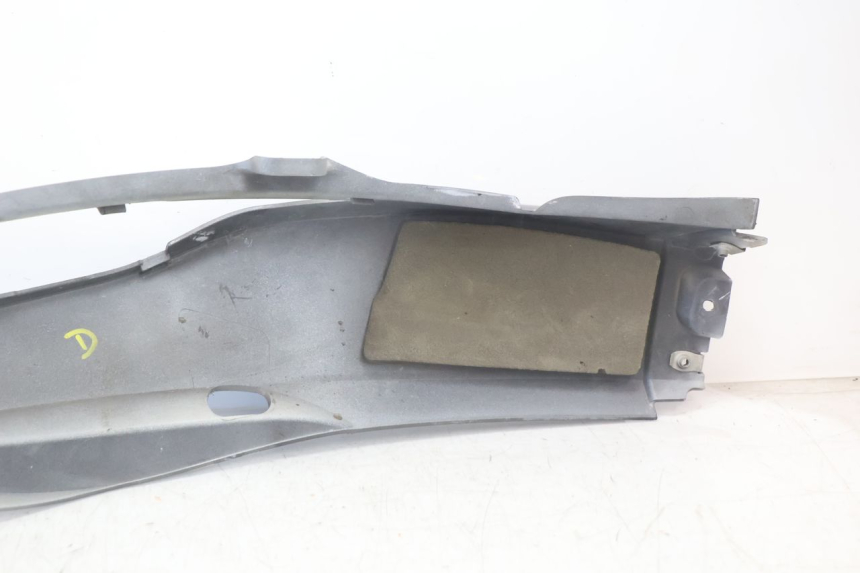 photo de CARENADO DELANTERO DERECHO CAN-AM SPYDER RS 1000 (2008 - 2012) - Detalles de los puntos de fijación