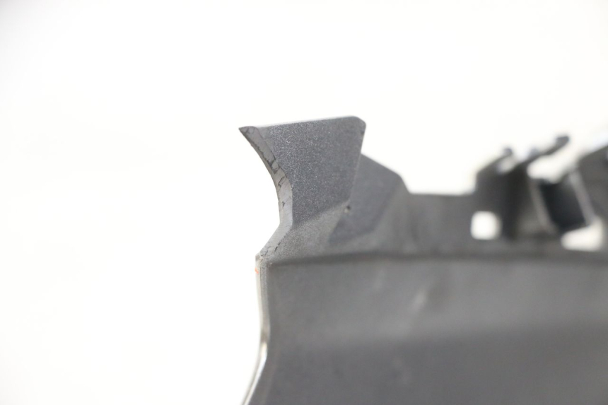 photo de FLANCO LATERAL DELANTERO DERECHO YAMAHA XMAX X-MAX ABS 125 (2017 - 2020) - Primer plano técnico