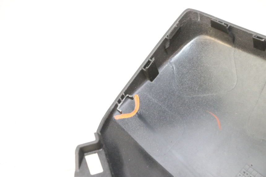 photo de CARENADO DELANTERO DERECHO YAMAHA XMAX X-MAX 125 (2021 - 2025) - Primer plano técnico