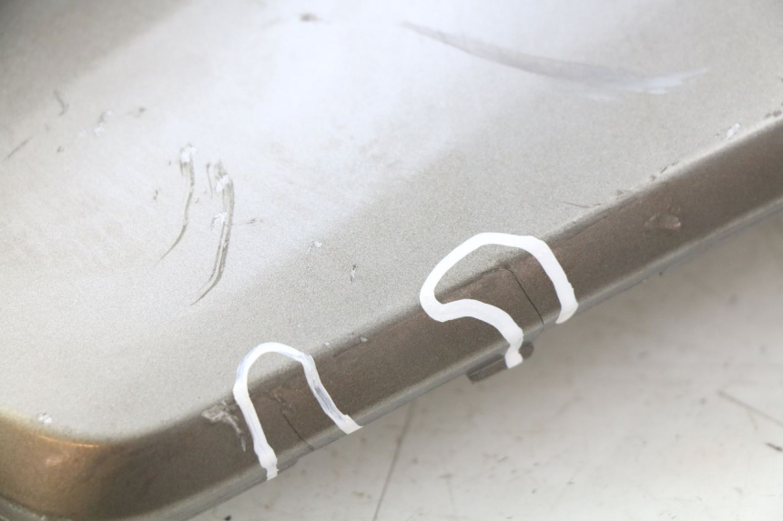 photo de FLANCO LATERAL DELANTERO IZQUIERDO PEUGEOT CITYSTAR 125 (2011 - 2017) - Detalles de los puntos de fijación