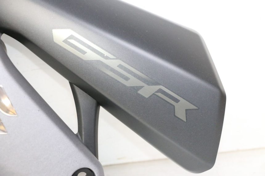 photo de CARENADO DELANTERO IZQUIERDO SUZUKI GSR 750 (2011 - 2017) - Primer plano de alta resolución