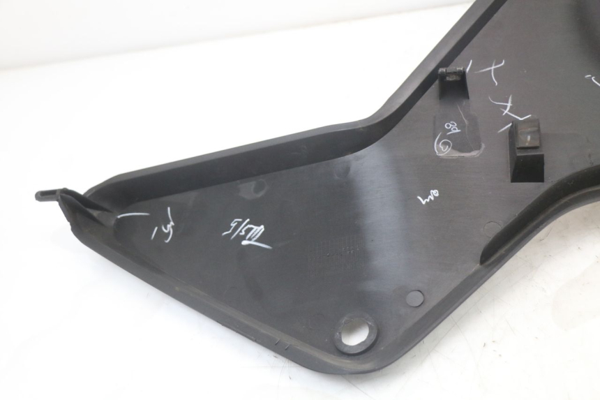 photo de CARENADO DELANTERO IZQUIERDO HUSQVARNA SVARTPILEN 401 (2018 - 2023) - Detalles de los puntos de fijación