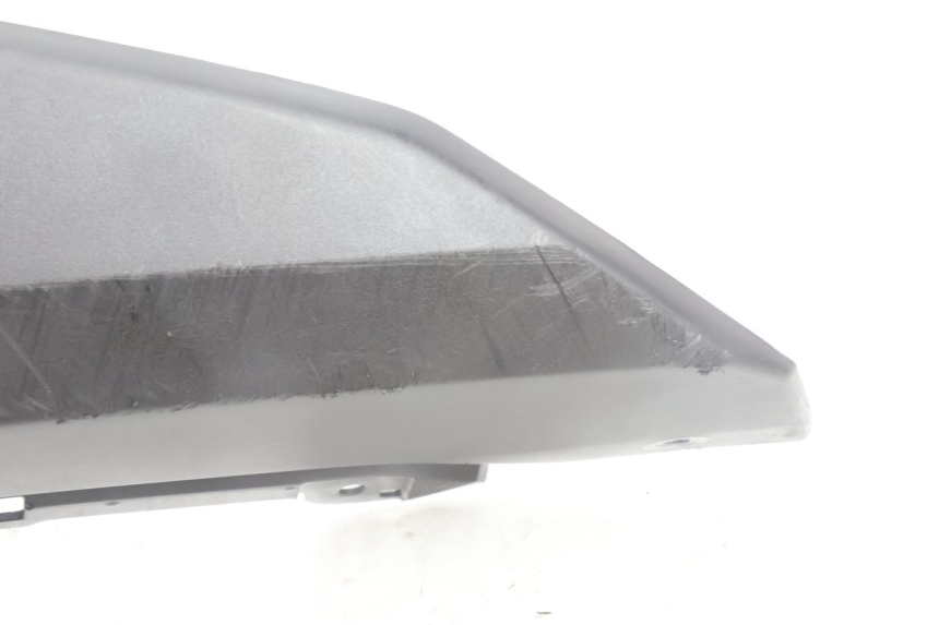 photo de CARENADO LATERAL DELANTERO IZQUIERDO INFERIOR YAMAHA N-MAX NMAX 125 (2021 - 2024) - Primer plano técnico