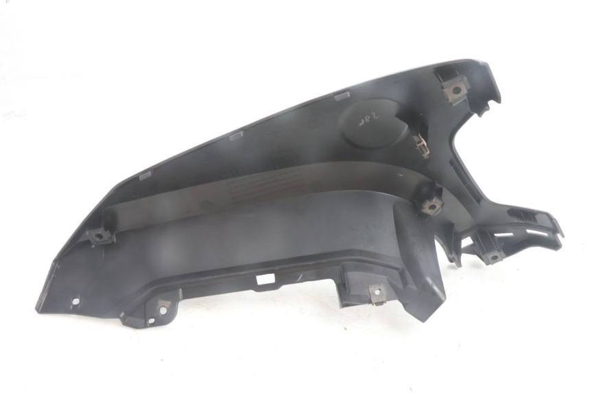 photo de CARENADO LATERAL DELANTERO IZQUIERDO INFERIOR YAMAHA N-MAX NMAX 125 (2021 - 2024) - Detalles de los puntos de fijación