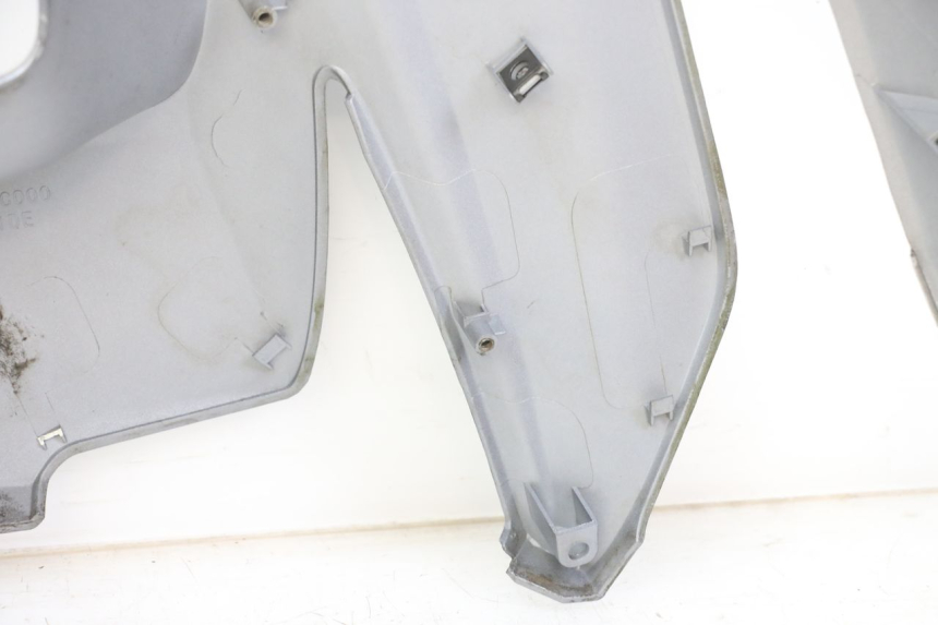 photo de CARENADO DELANTERO IZQUIERDO KYMCO X-TOWN XTOWN 125 (2016 - 2021) - Detalles de los puntos de fijación