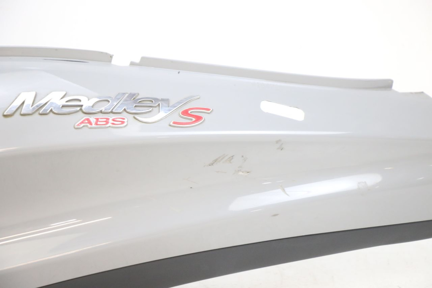 photo de FLANCO LATERAL DELANTERO IZQUIERDO PIAGGIO MEDLEY 125 (2016 - 2023) - Primer plano técnico