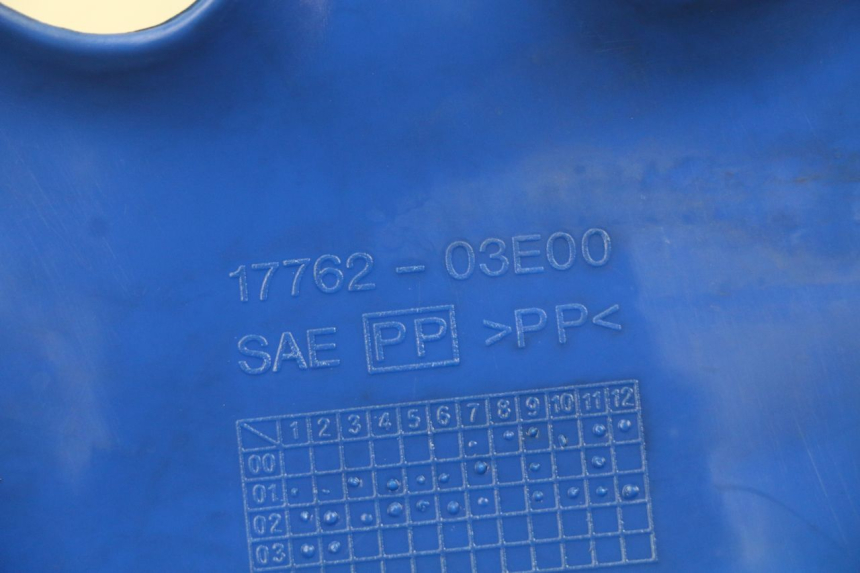 photo de FLANCO LATERAL DELANTERO IZQUIERDO SUZUKI SMX SUPERMOTARD 50 (1996 - 2001) - Detalle de la pieza