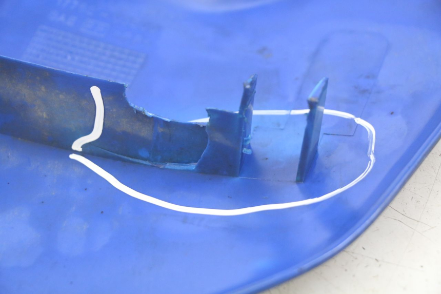 photo de FLANCO LATERAL DELANTERO IZQUIERDO SUZUKI SMX SUPERMOTARD 50 (1996 - 2001) - Primer plano técnico