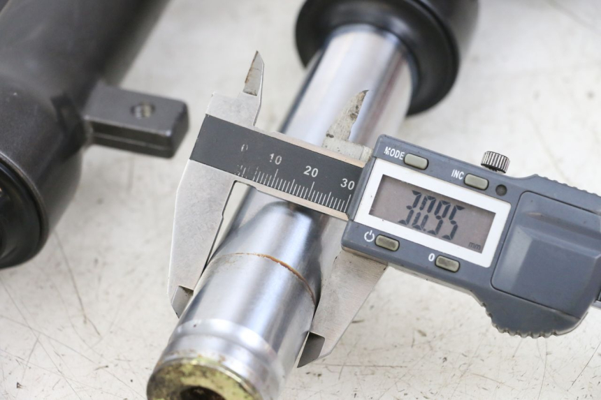 photo de TUBO DE HORQUILLA KYMCO AGILITY 4T 50 (2018 - 2022) - Zoom estado de uso