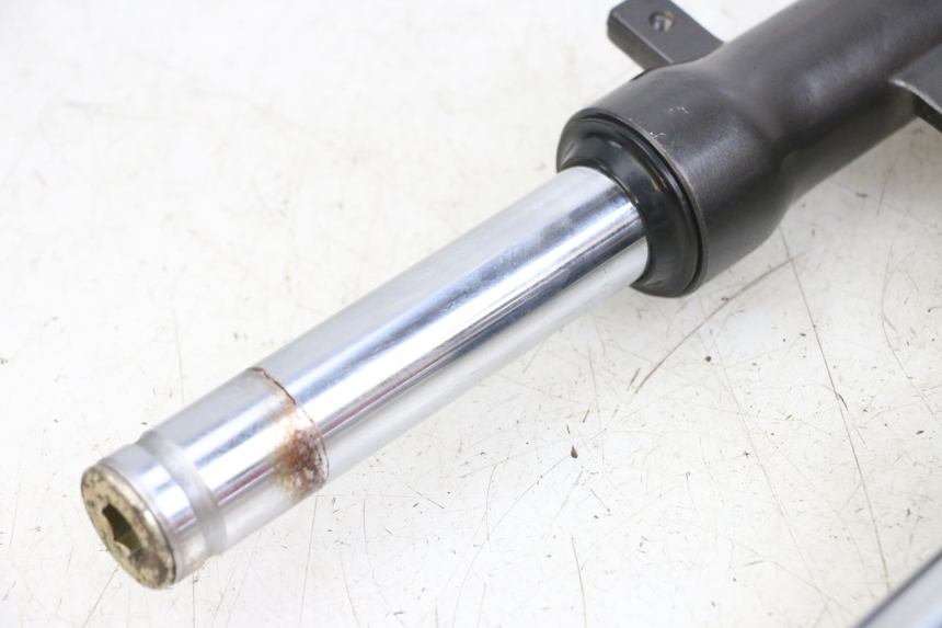 photo de TUBO DE HORQUILLA KYMCO AGILITY 4T 50 (2018 - 2022) - Detalles de los puntos de fijación