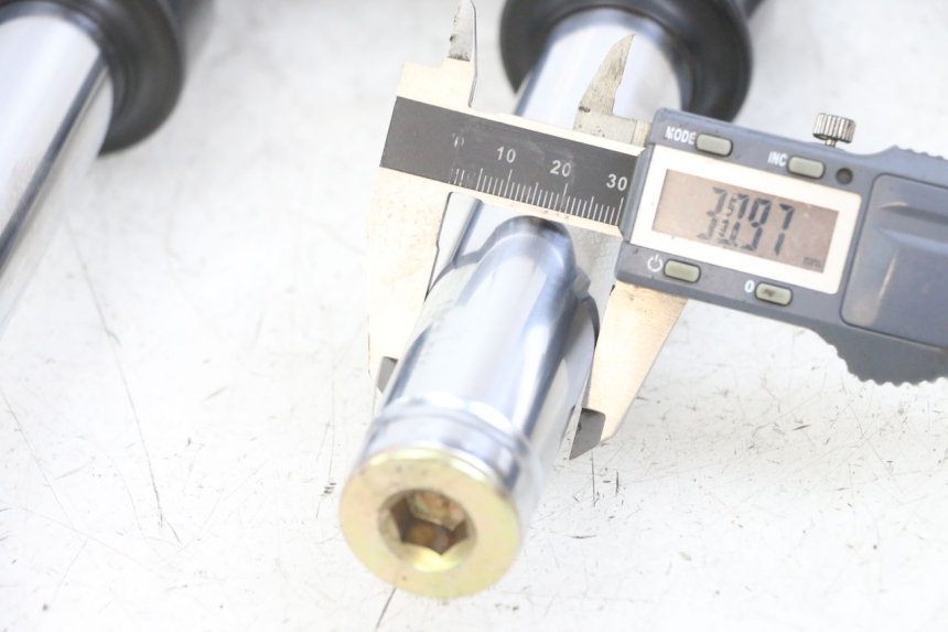 photo de TUBO DE HORQUILLA KYMCO AGILITY 4T 50 (2018 - 2022) - Zoom estado de uso